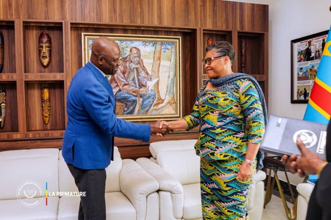 Poignée de main entre la Première Ministre de la RDC, Judith Suminwa Tukuka, et Dr. John Agbor, Représentant de l'UNICEF en RDC