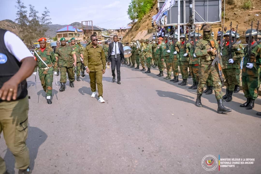 Le Ministre délégué à la défense nationale Eliezer Ntambwe recevant les honneurs militaires, lors de son arrivée à Matadi, au Kongo central, lundi 27 octobre 2025