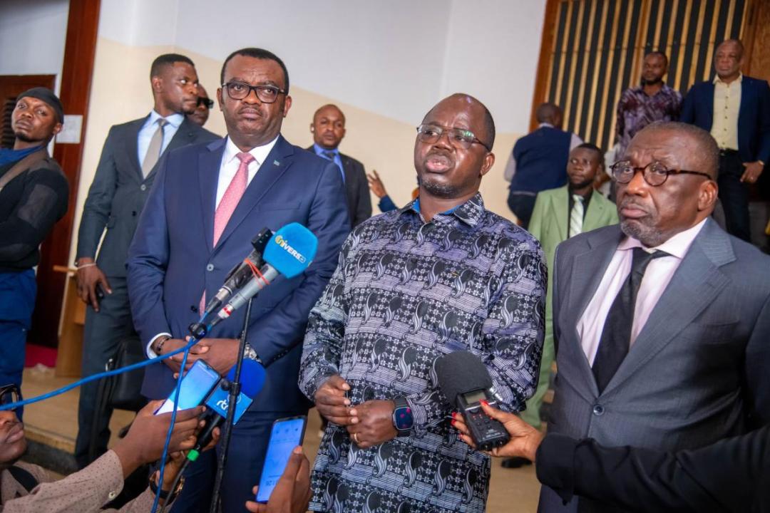 JP Lihau, Tshilumbayi et Djoli après une réunion mettant fin à la grève des agents administratifs à l’AN [photo d’illustration]