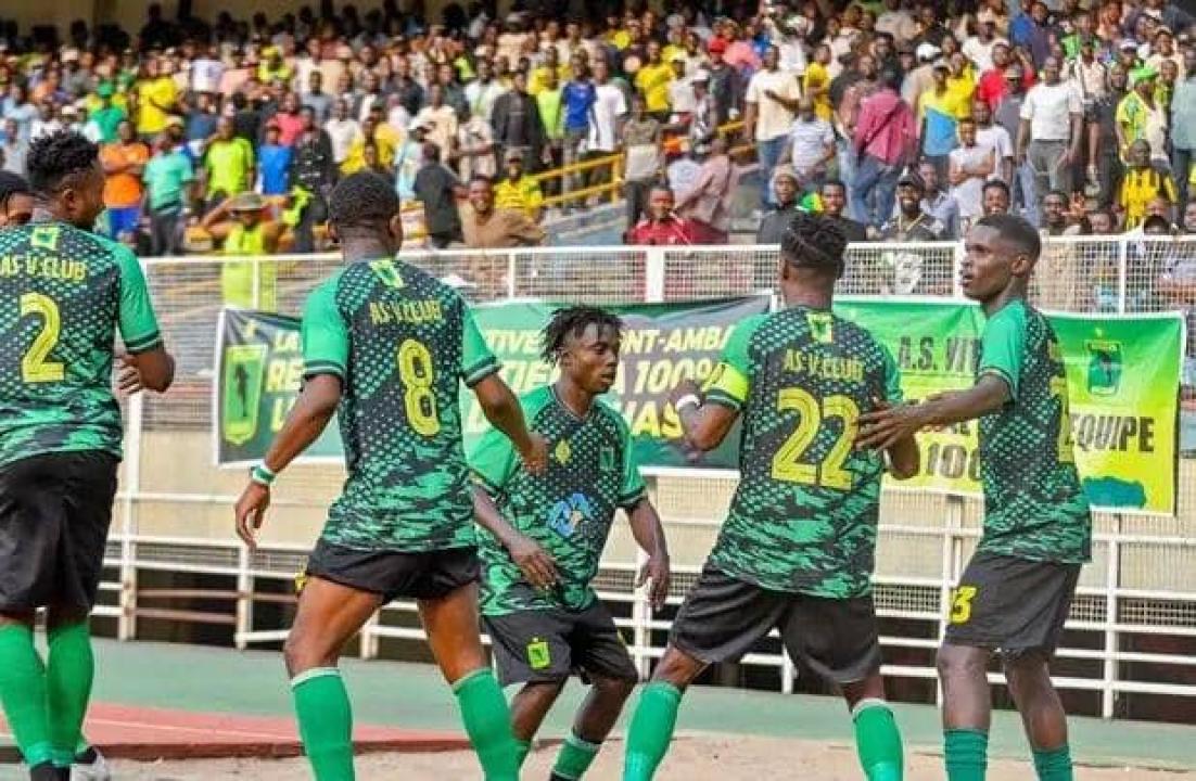 Les joueurs de l'AS VClub en pleine célébration d'un but.
