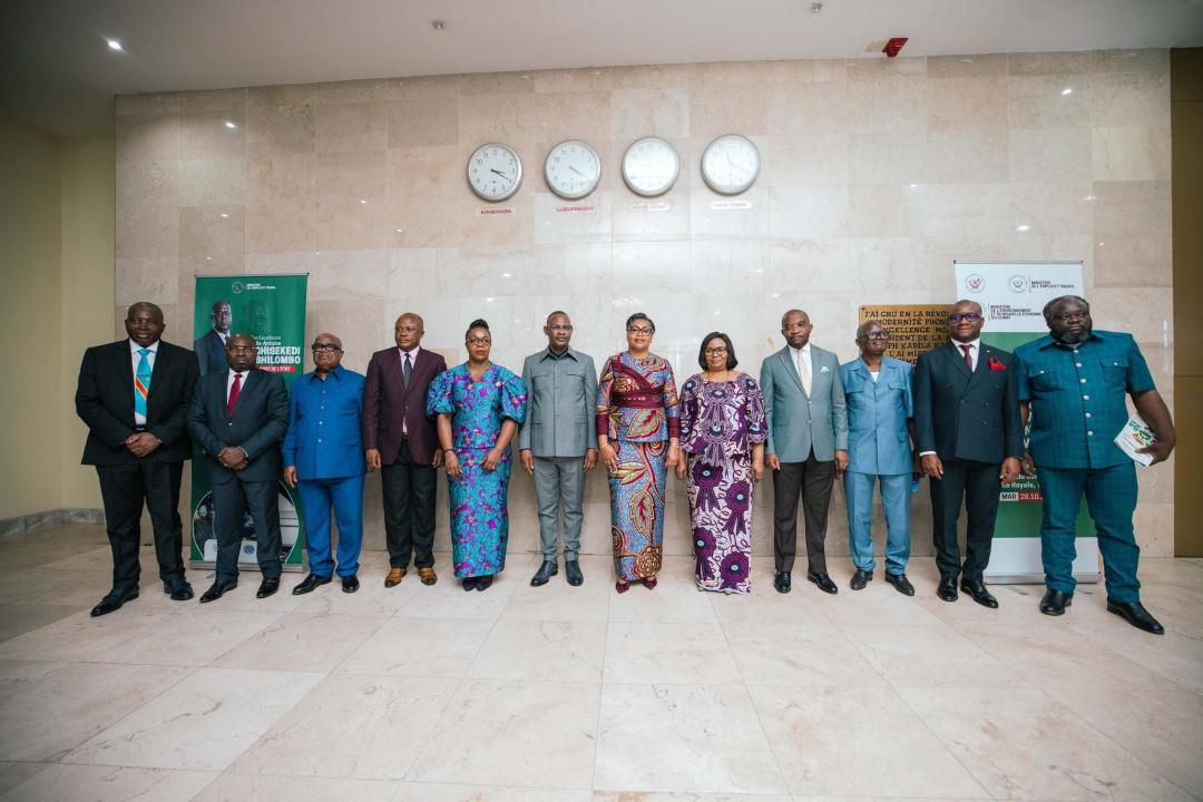 La Première Ministre Judith Suminwa pose avec quelques membres du gouvernement et le Secrétaire général de la Primature