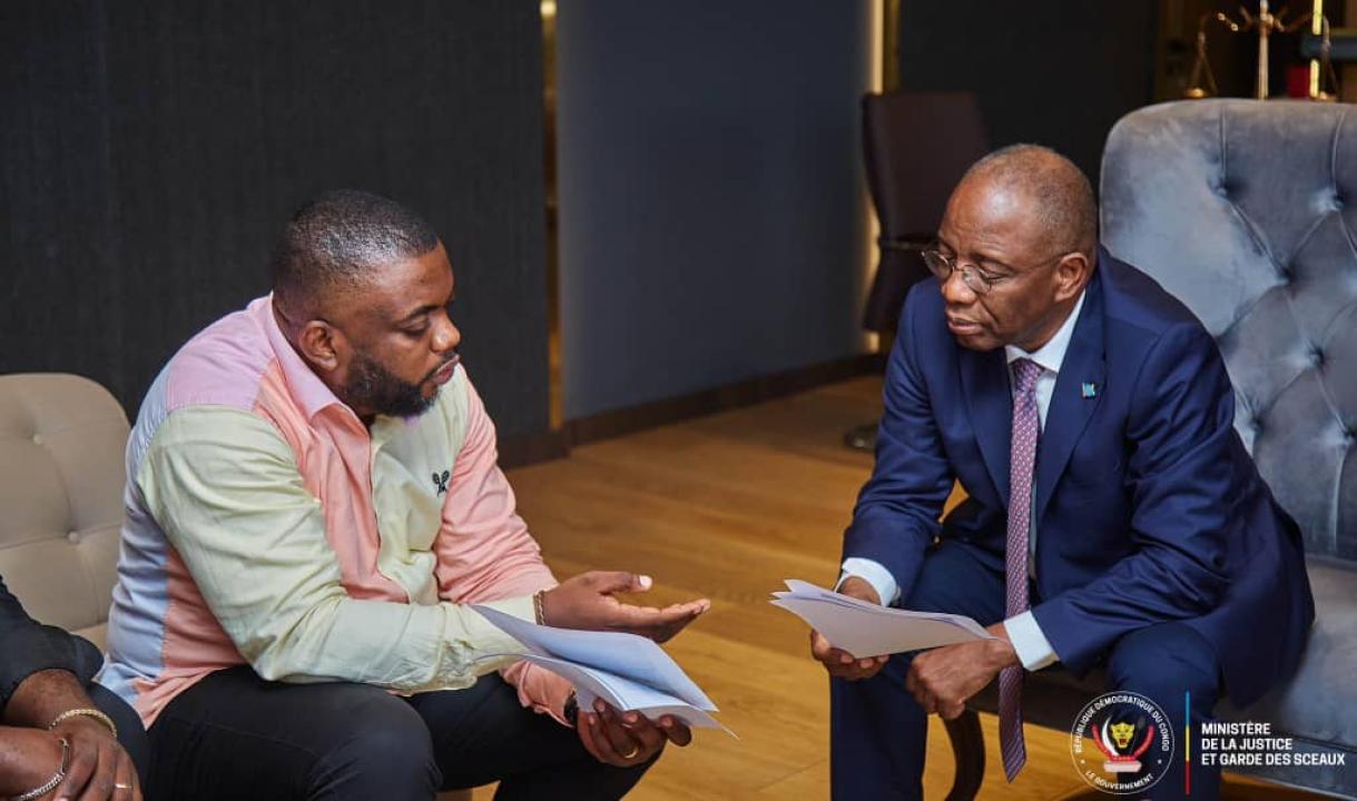 Le ministre de la justice Guillaume Ngefa et Monsieur Andy Baswe, père de la petite Dahlia victime de l'effondrement du mur du CHK