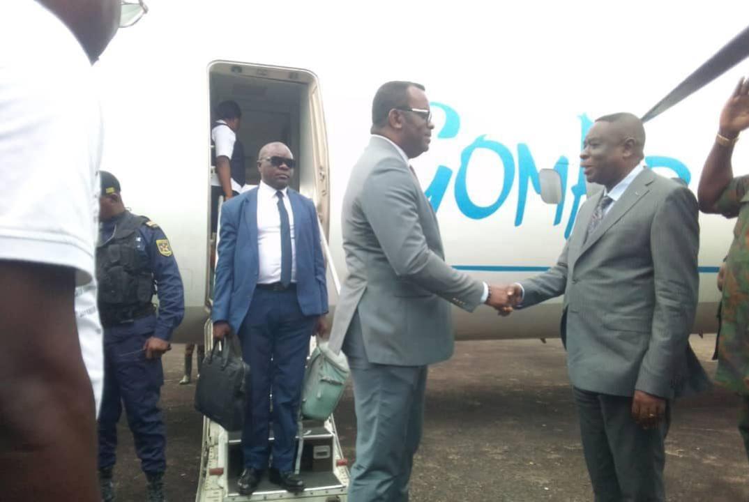 Le VPM de la Fonction Publique Jean Pierre Lihau accueilli au pied d'avion lors de son arrivée à Kikwit