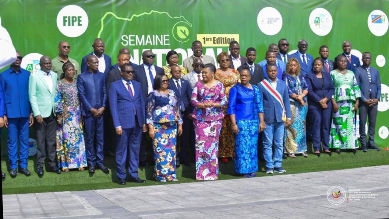 Photo des panelistes et organisateurs de la semaine nationale du climat autour de madame la Ministre Judith SUMINWA et la ministre de l'environnement