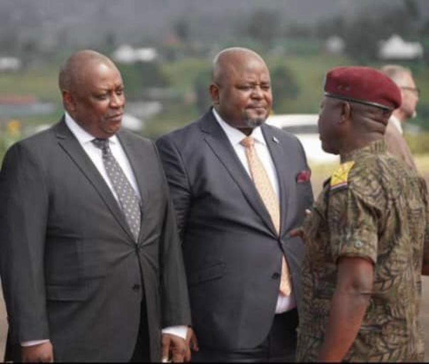 Jean-Jacques Mbungani, Député national, élu de Budjala pose avec Aimé Boji Sangara, unique candidat de l'Union sacrée à la présidence de l'Assemblée nationale