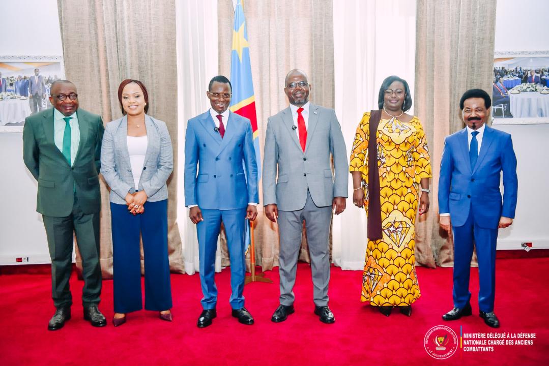 Les membres du bureau de l'Assemblée nationale et le Ministre délégué à la défense nationale Eliezer Ntambwe, ce jeudi 06 06 novembre , au Palais du peuple