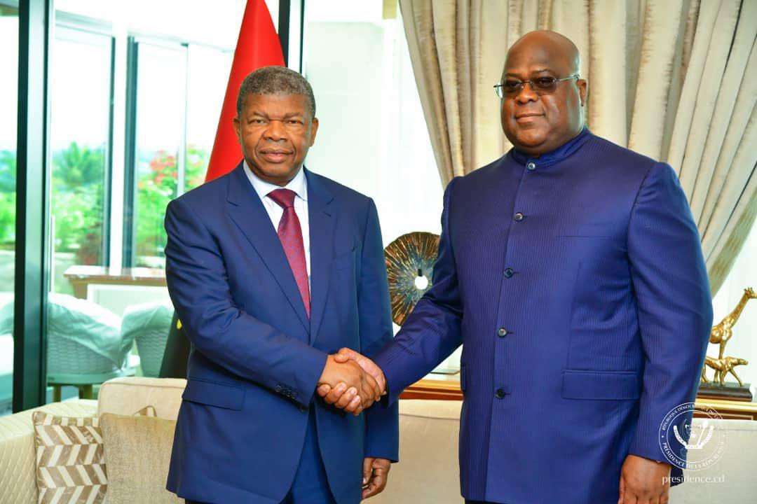 Poignée de main entre Joao Lourenço et Félix Antoine Tshisekedi, respectivement président de l'Angola et de la RDC