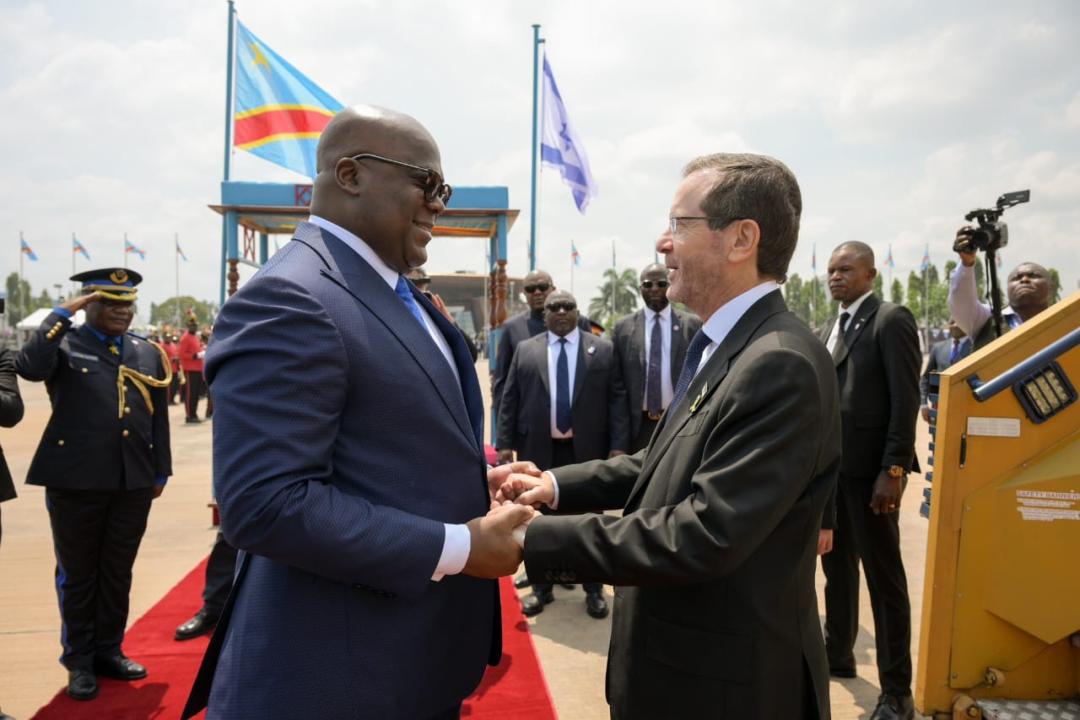 Une poignée de main entre le président Félix Tshisekedi et son homologue israélien Isaac Herzog au pied de l'avion à l'aéroport de Nd'jili