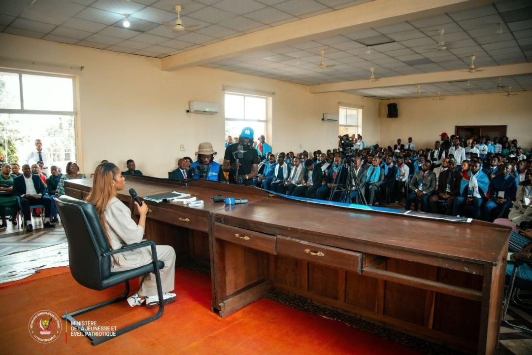 La ministre Grâce Kutino à l’écoute de la jeunesse de Kananga, dans la salle polyvalente du Gouvernorat de Kasaï Central