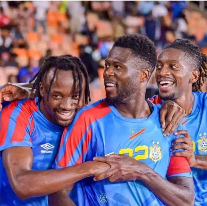 Fiston Mayele, Chancel Mbemba, et Joris Kayembe en pleine célébration d'un but. [Photo d'illustration]