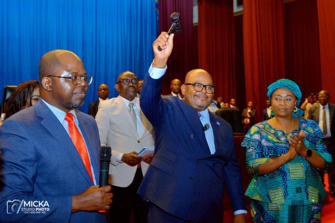 Aimé Boji Sangara, élu president de la chambre basse du parlement tenant le maillet