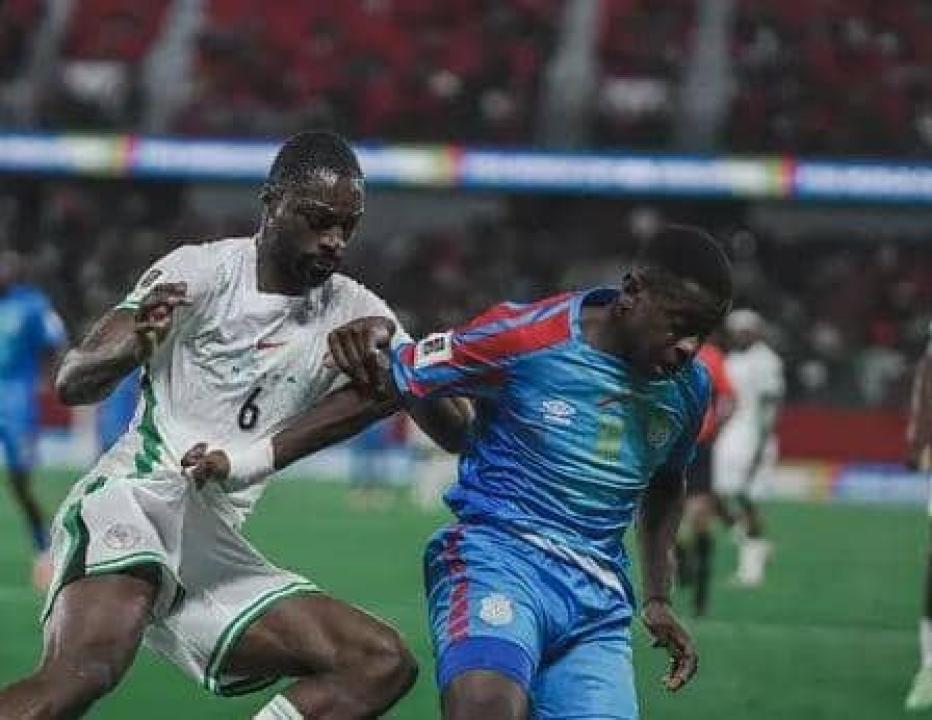 Le milieu du terrain Congolais Noah Sadiki en duel avec le défenseur Nigérian Ajayi. [Photo d'illustration]