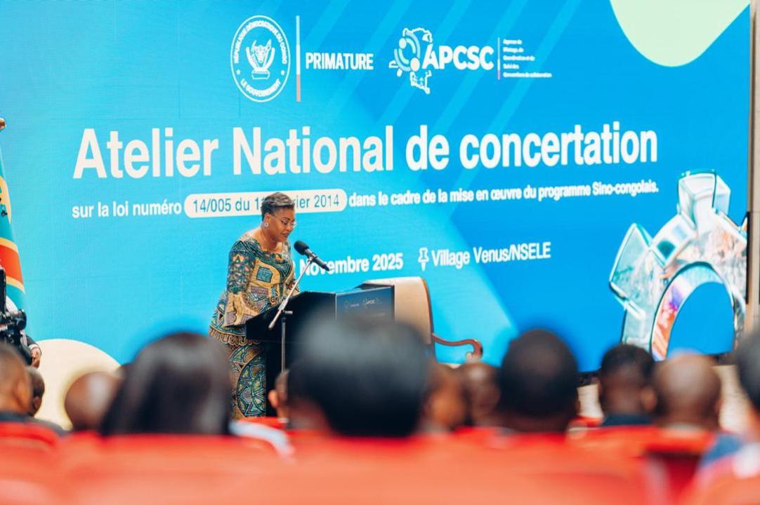 Judith Suminwa, Première Ministre de la RDC, prononce son discours lors de l'ouverture de l'atelier de consultation