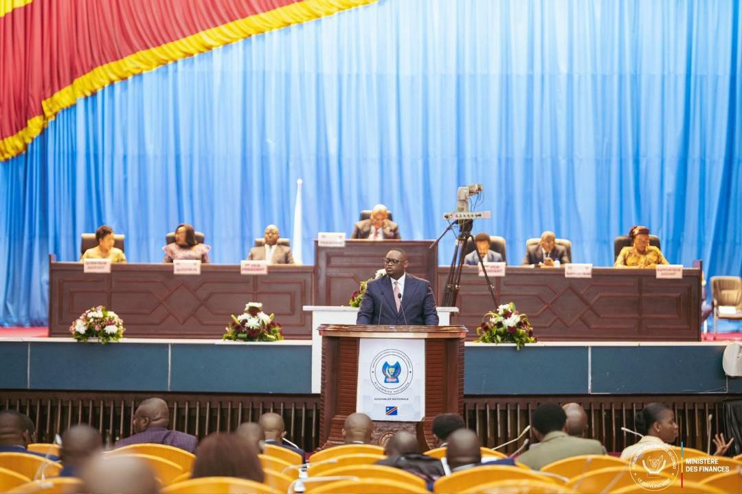 Le Ministre des finances Doudou Fwamba lors de la présentation du projet de loi sur la reddition des comptes de l'exercice 2024, lundi 17 novembre 2025