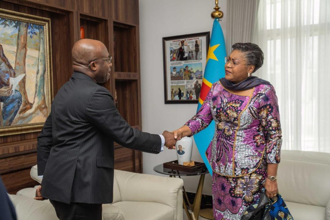 Poignée de main entre Judith Suminwa et le Directeur régional de UNHCR