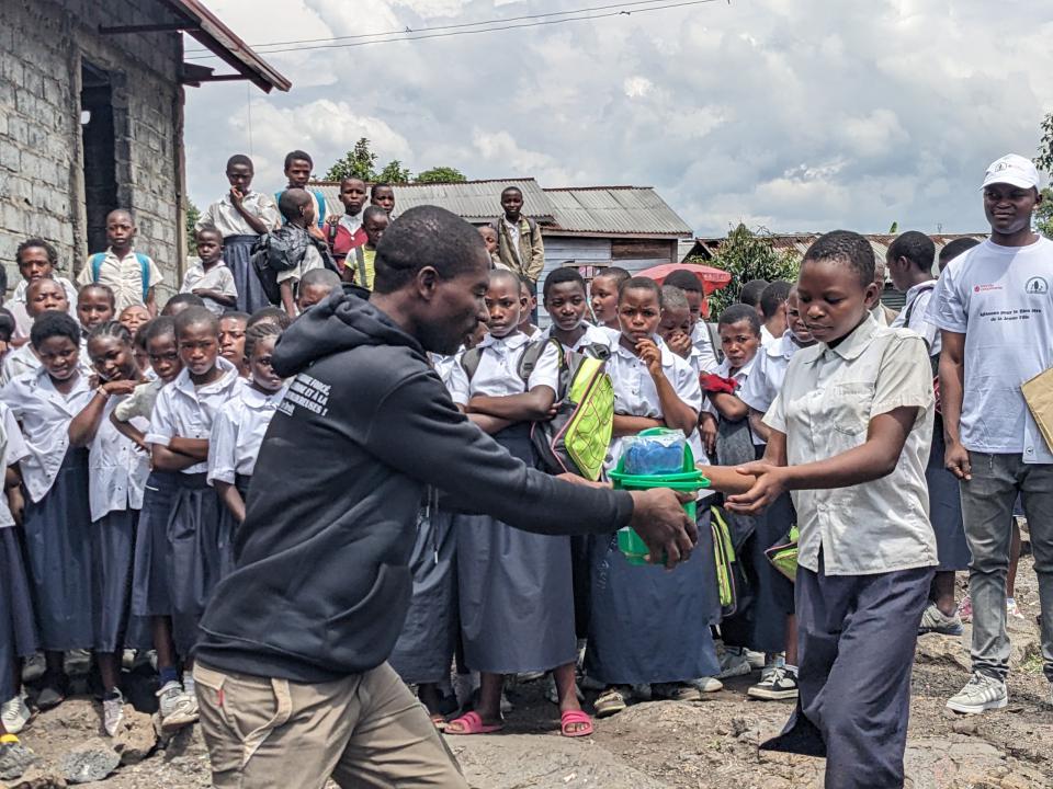 Christian Bisimwa, fundraiser au sein de la FED, qui distribue des kits aux écolières à Nyiragongo [photo d'illustration]