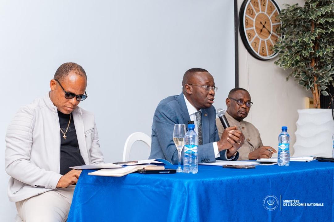 Le VPM Daniel Mukoko Samba échange avec les élus de la Mongala et du Sud-Ubangi après sa mission économique dans le Grand Équateur