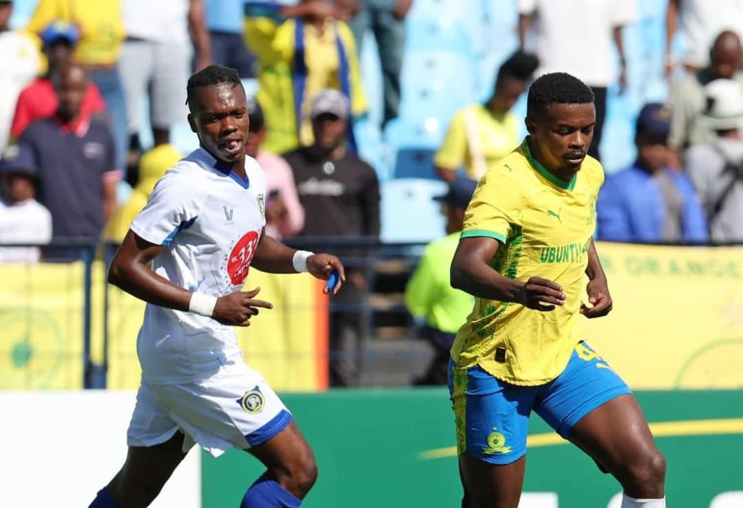 Un joueur de Lupopo et celui de Mamelodi Sundowns au stade de Pretoria