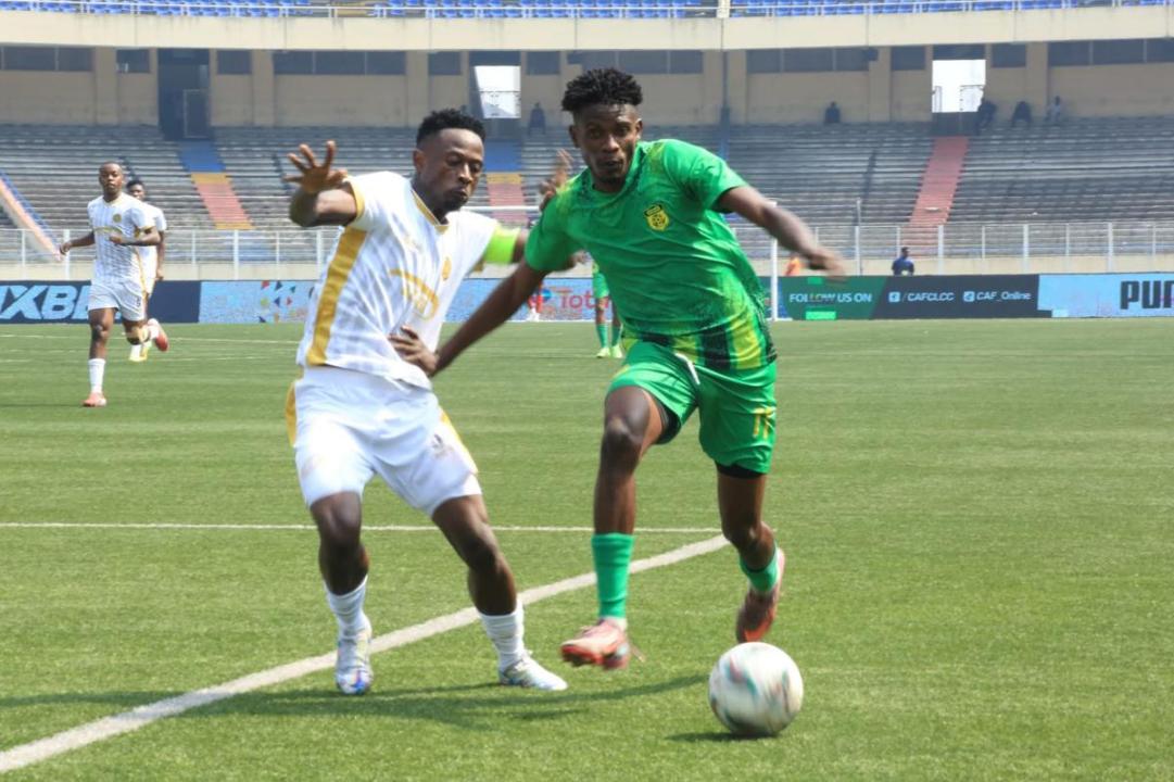 Un joueur de Maniema Union en duel avec celui d’Azam