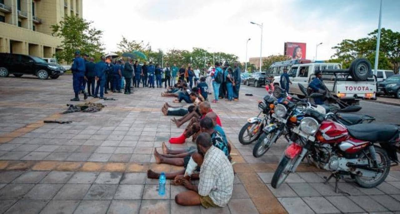 19 présumés braqueurs présentés au VPM de l’Intérieur et Sécurité à Kinshasa
