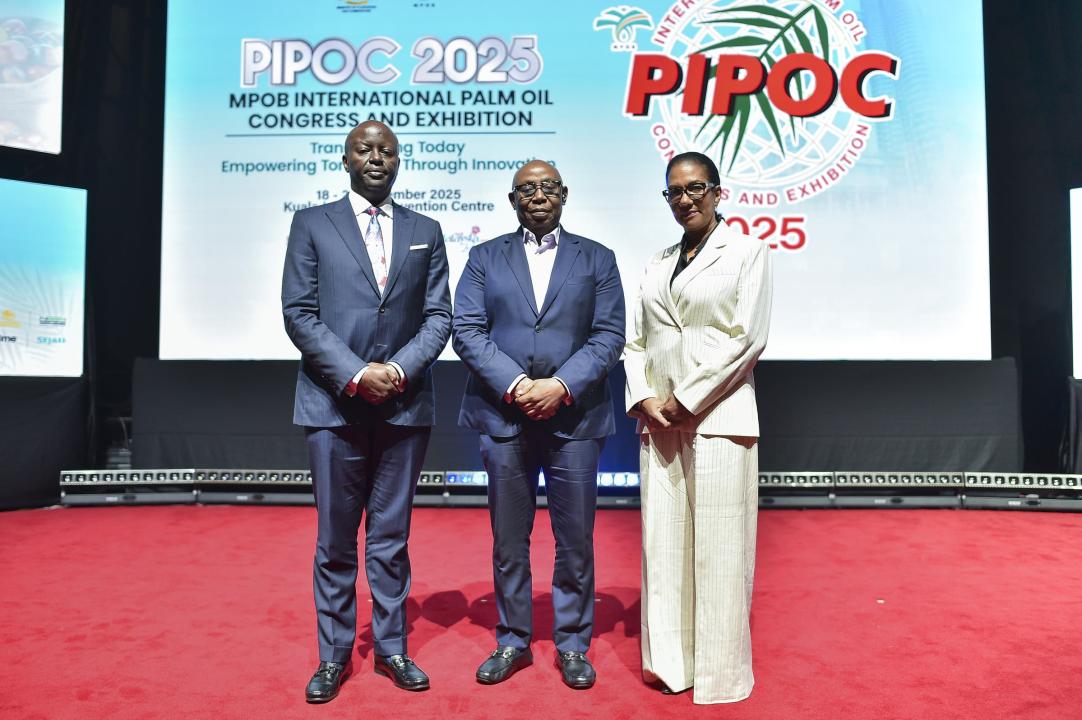 Madame Monique Gieskes, Directeur Général de PHC, aux côtés des actionnaires Wale Adeosun (au centre) et Shaka Kariuki (à gauche), posent pour une photo lors de la cérémonie d’ouverture du Congrès et Exposition International de l’Huile de Palme (PIPOC), organisé par le MPOB à Kuala Lumpur, en Malaisie.