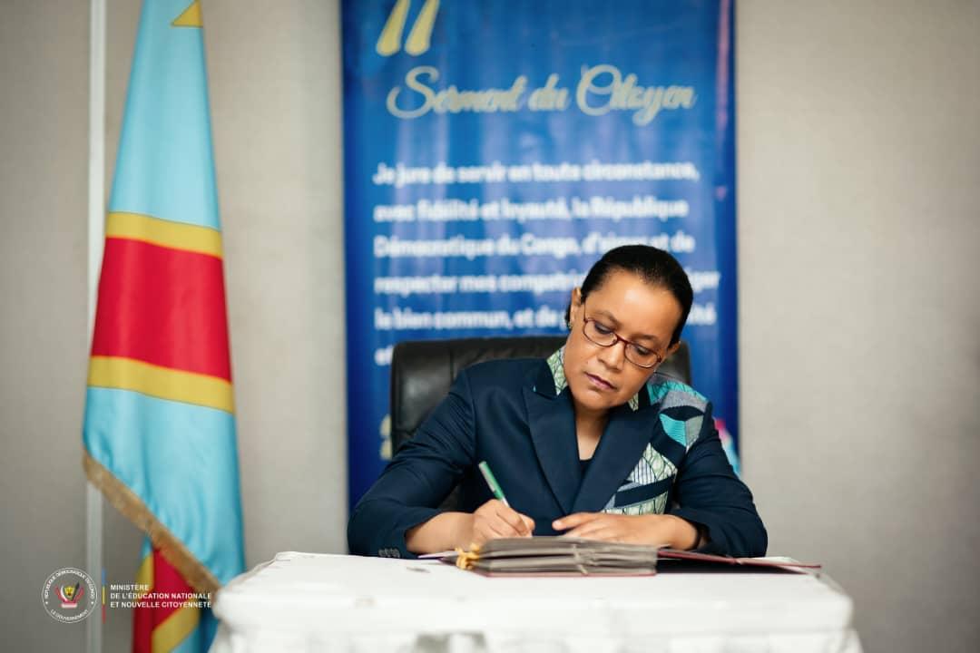 La ministre de l'Éducation nationale, Raïssa Malu, en train de signer l'acte d'engagement [photo d’illustration]