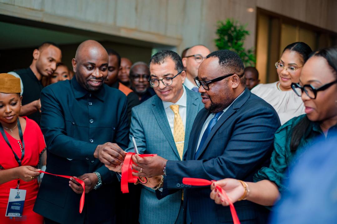 Coupure du ruban symbolique par le ministre du Tourisme, Didier Manzenga, lors de la cérémonie marquant le lancement officiel du projet "Leopard Business Vilage"