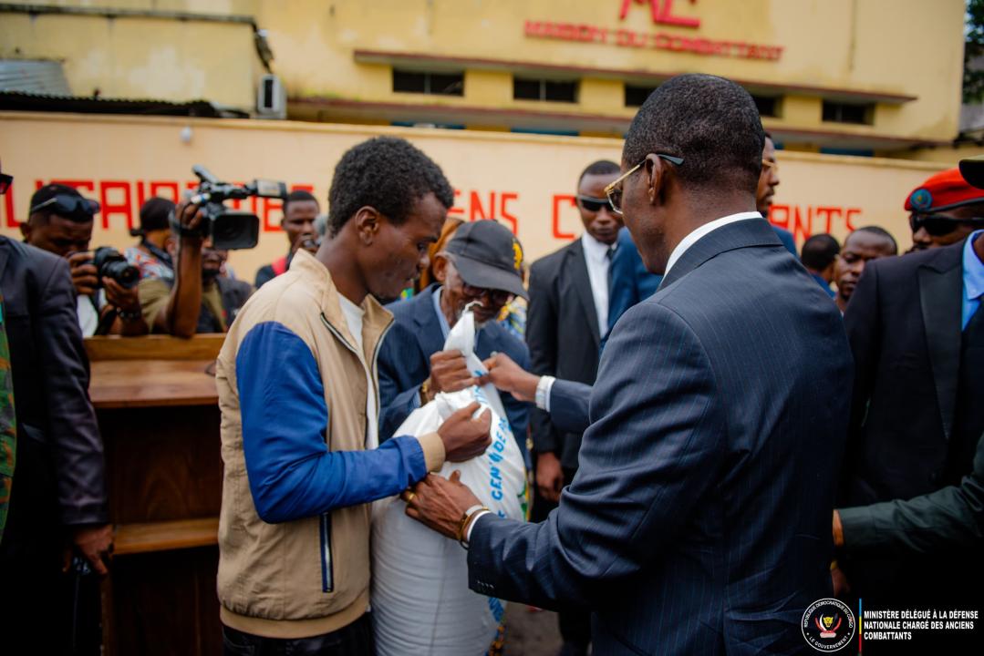 Le Ministre délégué Eliezer Ntambwe Mposhi lors du lancement de la cantine populaire, mercredi 26 novembre 2025