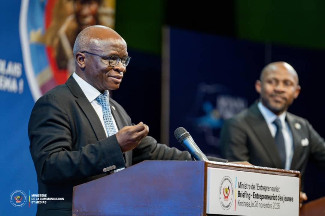 Le ministre Justin Kalumba et son collègue Patrick Muyaya lors d'un briefing presse au studio Maman Angebi de la RTNC