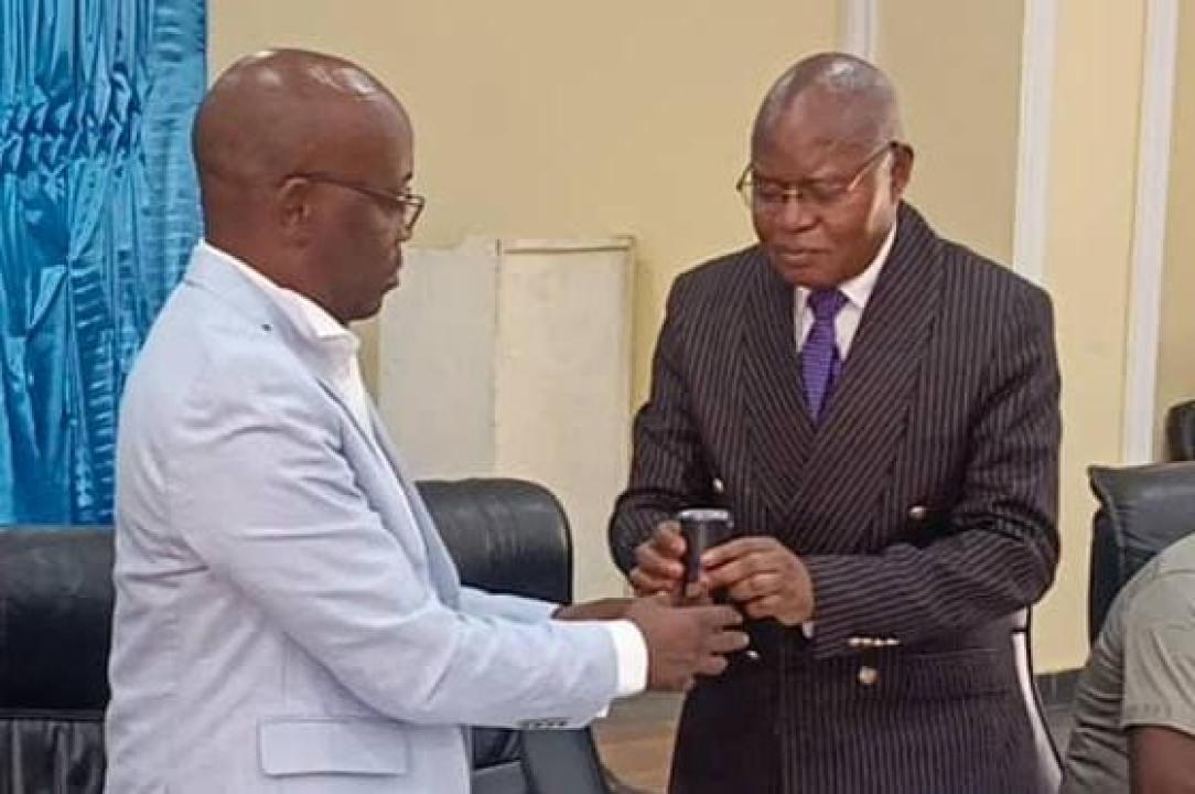 Le nouveau président de l'Assemblée provinciale du Kasaï Central, Guy Sabangu et le président bureau provisoire lors de la cérémonie de remise et reprise.