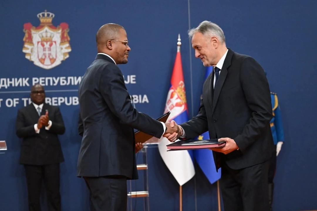Le ministre Didier Budimbu et son homologue serbe Zoran Gajić après la signature d’un protocole d’accord sportif entre la RDC et la Serbie