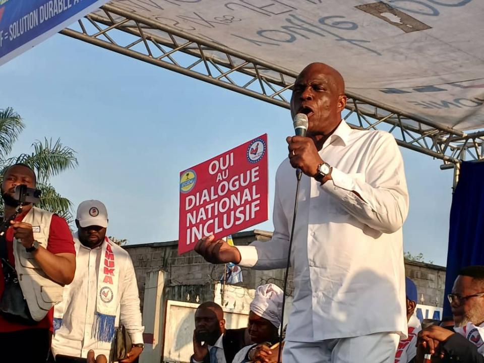 Martin Fayulu devant t ses partisans au siège de Lamuka à Kinshasa