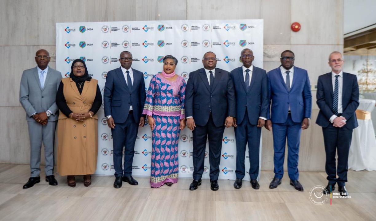 Doudou Fwamba aux cotés de la Première Ministre et le ministre Julien Paluku, lors de la cérémonie officielle du lancement de la transmission électronique de la liasse documentaire