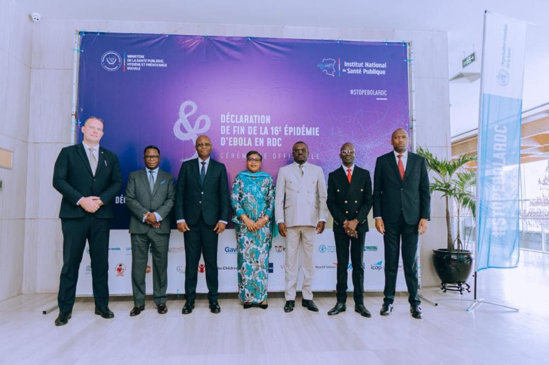 La Première ministre Judith Suminwa pose aux côtés du Ministre de la santé et de quelques partenaires de la santé, lors de la cérémonie de la fin de l'épidémie d' Ebola, ce lundi 19 novembre 2025