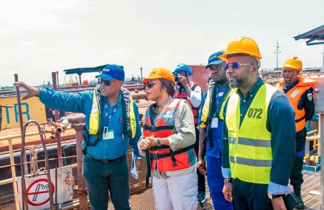 La ministre Acasia Bandubola lors de sa visite au siège d'exploitation de la SOCIR à Moanda.