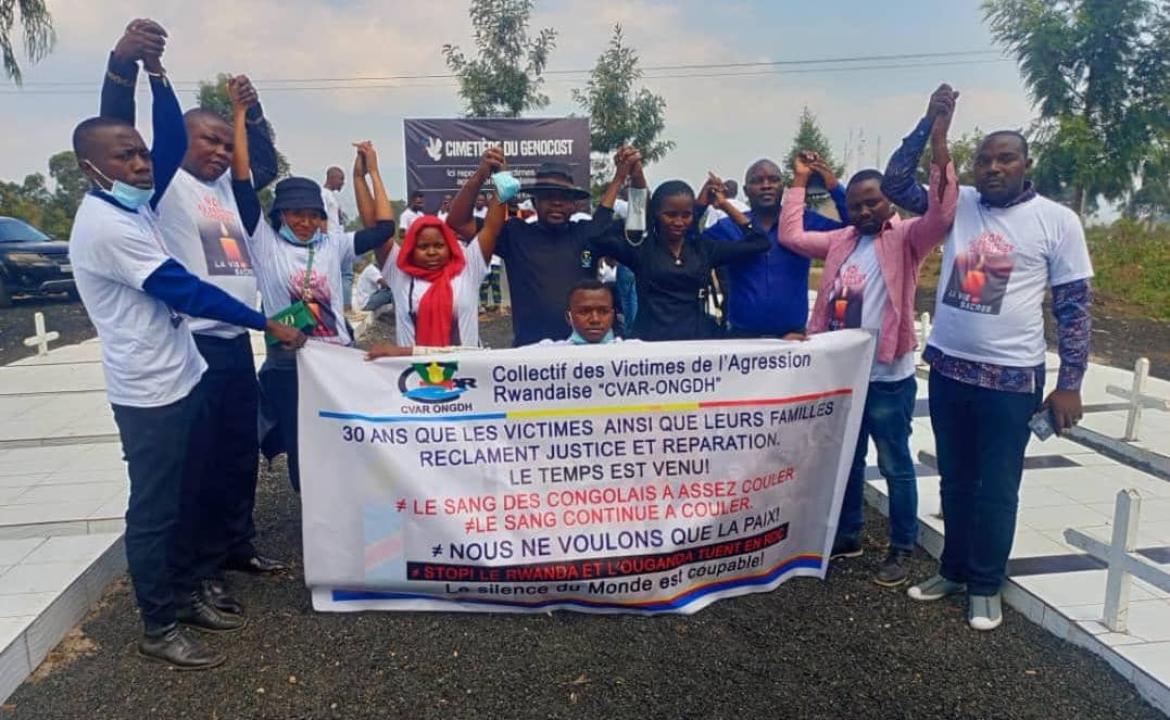 Quelques militants du CVAR-ONGDH au cimetière GENOCOST de Kibati, dans le territoire de Nyiragongo, au Nord-Kivu [photo d’illustration]