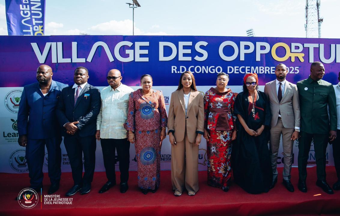 Photo de famille à l'ouverture du village des opportunités, ce mercredi 03 décembre 2025