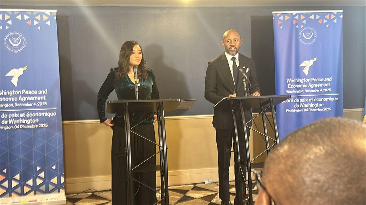 Tina Salama et Patrick Muyaya dans un briefing de presse avant l’entérinement de l’accord de paix RDC-Rwanda [photo d’illustration]