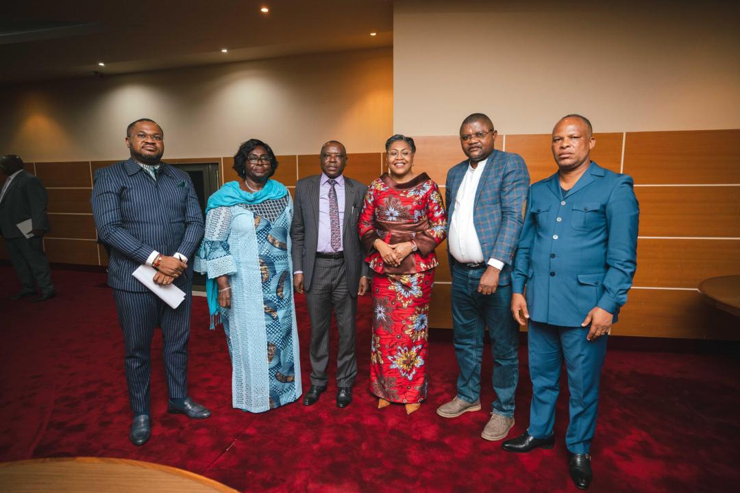 La Première Ministre Suminwa Tuluka Judith, entourée des députés nationaux représentant l'espace Grand Équateur
