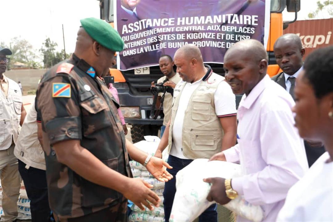 Le Gouverneur militaire de la Province d'Ituri, Jonhy Luboya, reçoit à titre symbolique les vivres destinés aux déplacés de Kigonze et de l'ISP Bunia