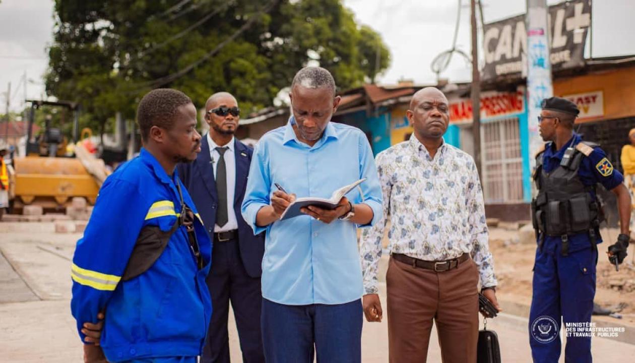 Le ministre John Banza Lunda inspecte l’avancement des travaux sur la route Matadi, dans la commune de Ngaliema