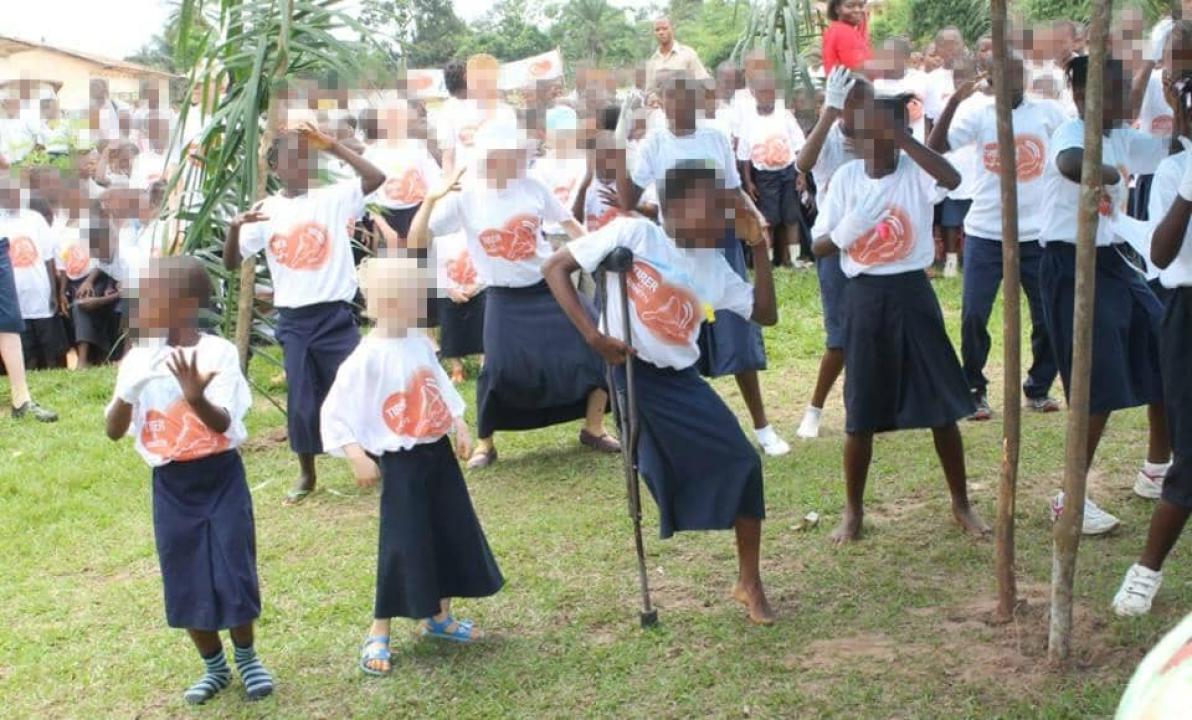 Photo flouée de quelques écoliers vivant avec handicap dans une école de Tshikapa [photo d’illustration]