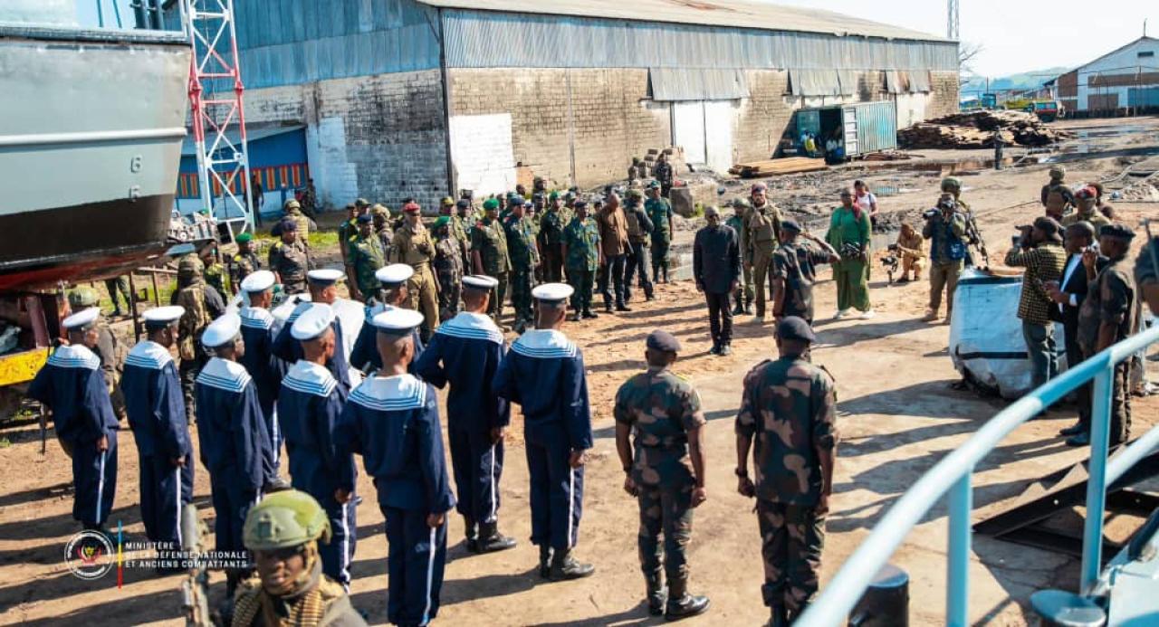 Le VPM Guy Kabombo inspecte les unités navales et promet un appui accru aux déplacées de Kalemie