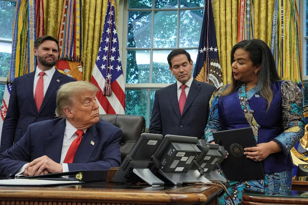 La ministre congolaise des affaires étrangères Thérèse Kayikwamba au côté de Trump dans le bureau Ovale [photo d'illustration]