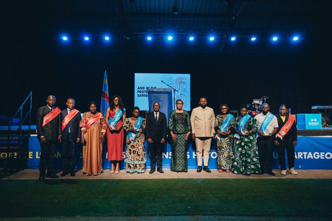 La PM Judith Suminwa entourée du ministre Samuel Mbemba et les lauréats du Prix "Julienne Lusenge"