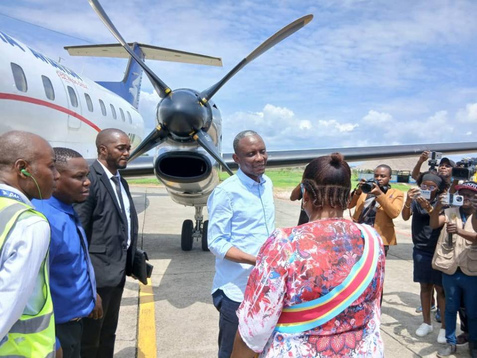 Le ministre des infrastructures John Banza lors de son arrivée à Moanda pour une mission d'urgence