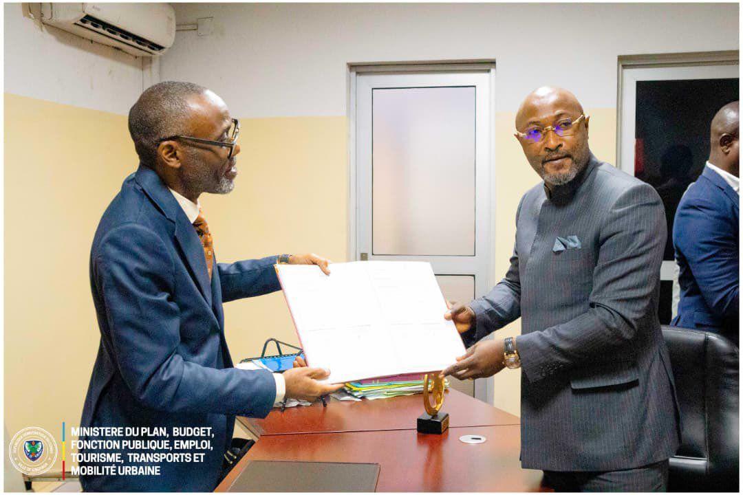 De gauche à droite, le DG de Transco, Sylvestre Sylva Bilambo et Jésus Noël Sheke, ministre provincial des transports
