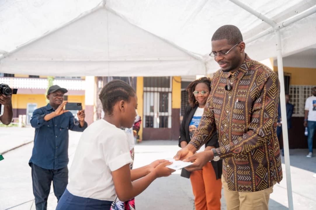 Le député national, élu de la Funa, Eric Tshikuma procède au lancement de la bourse "Patrick Muyaya"