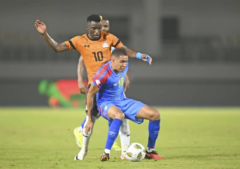 Le milieu congolais Charles Pickel en duel avec un joueur zambien à la CAN Côte d’Ivoire 2023 [photo d’illustration]