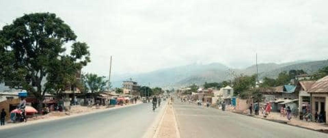 Une rue déserte à Uvira, avant l’occupation de la ville par le M23-AFC soutenu par le Rwanda [photo d’illustration]